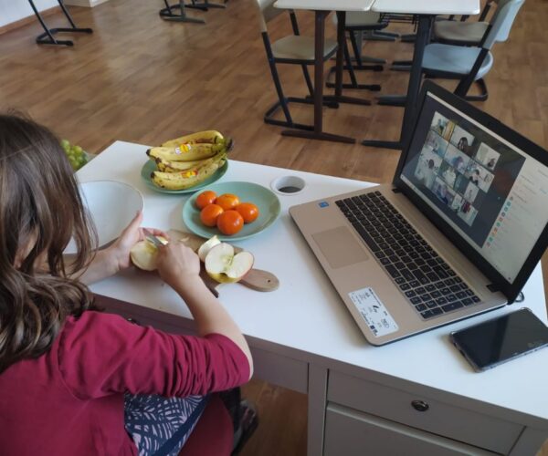 Kochkurs im Online-Unterricht in der 2. Klasse mit leckerem Obstsalat.