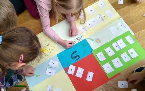 CLIL im Englischunterricht in unserem Kindergarten- mit dem Lied „5 little flowers“ und Vertiefung der Mathematik.