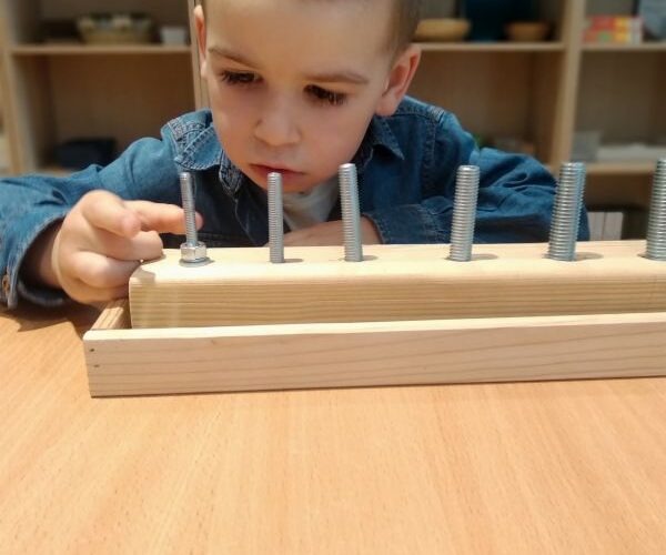 „Praca własna z materiałem Montessori- doskonalenie koordynacji oko – ręka.”