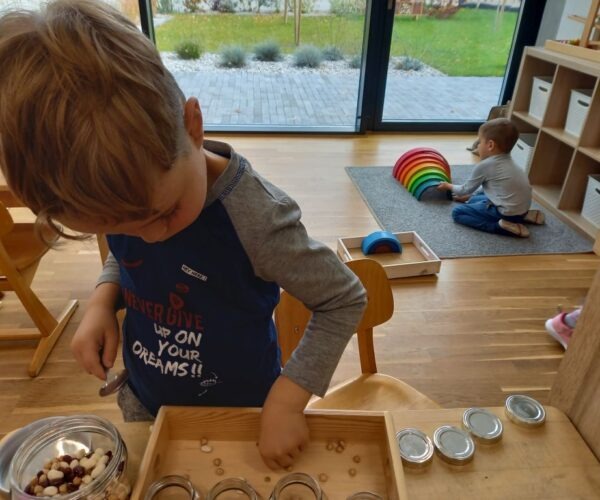 Praca na materiałach Montessori w  naszym przedszkolu.