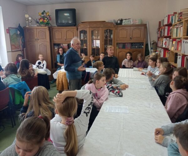 Spotkanie uczniów z Opola-Maliny i z Raszowej ze świadkiem historii p. Richardem w bibliotece wiejskiej w Raszowej.