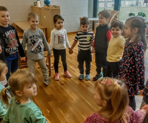 W karnawale podczas zimowych ferii nie brakuje tańców, zabaw i świętowania naszych przedszkolaków.