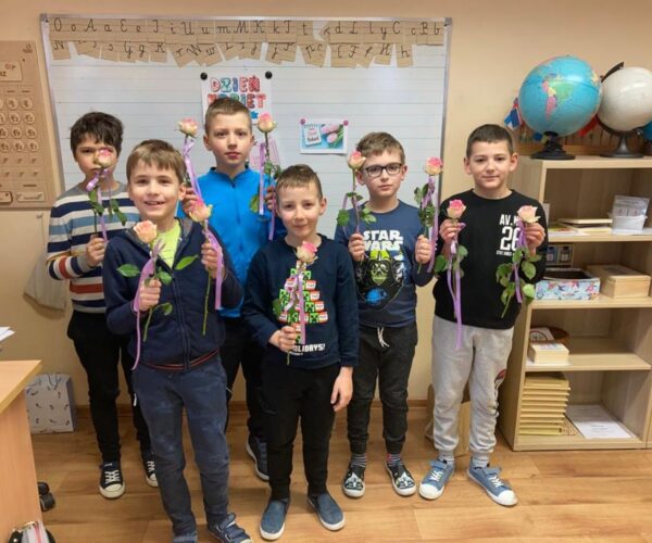 Frauentag in der Blauen Gruppe , die Jungs haben an ihre Klassenfreundinnen gedacht und viele Überraschungen vorbereitet.