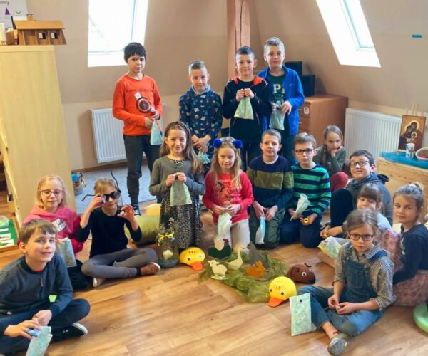 Gedichterezitationswettbewerb: Frühlingstiere in der blauen Gruppe.