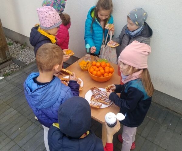 Waffelntag. Unsere Kinder haben selbstständig erfahren, wie Waffeln enstehen. Beim Verzehren war die Freude groß!