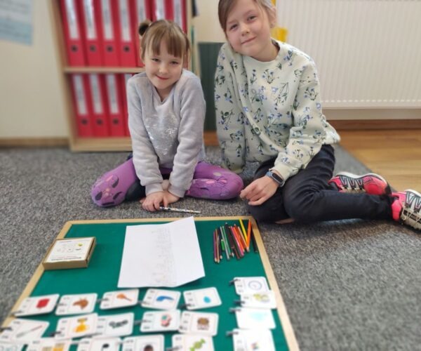 Unsere Kindergartenkinder während der Montessori Arbeit in der Schule mit Unterstützung der Klassen 1.-3.