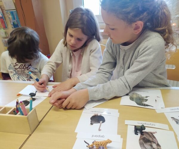 Engagierte Kindergartenkinder bei der Montessori Arbeit in der Schule