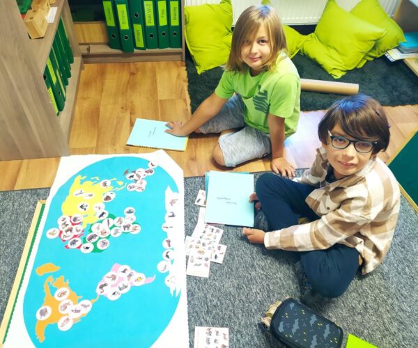 Cicha i samodzielna praca w grupie mieszanej podczas zajęć Montessori.