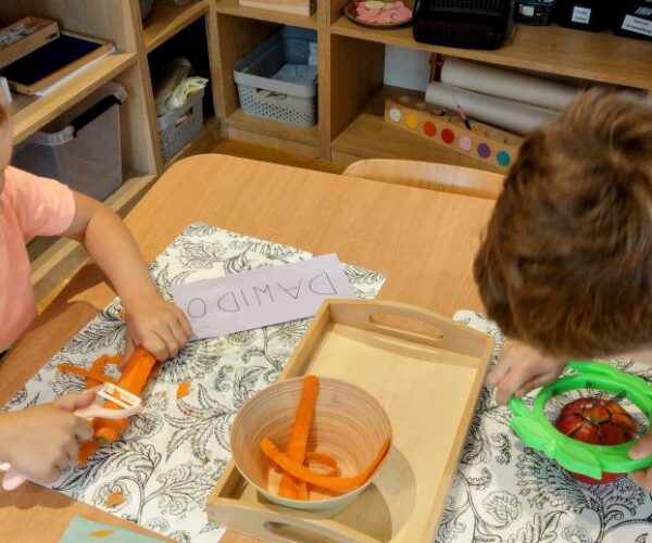 Praca przedszkolaków z materiałem Montessori.