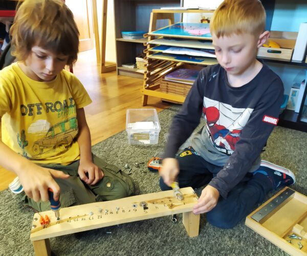 Podczas zajęć Montessori uczniowie bardzo chętnie wybierają materiały z życia codziennego.