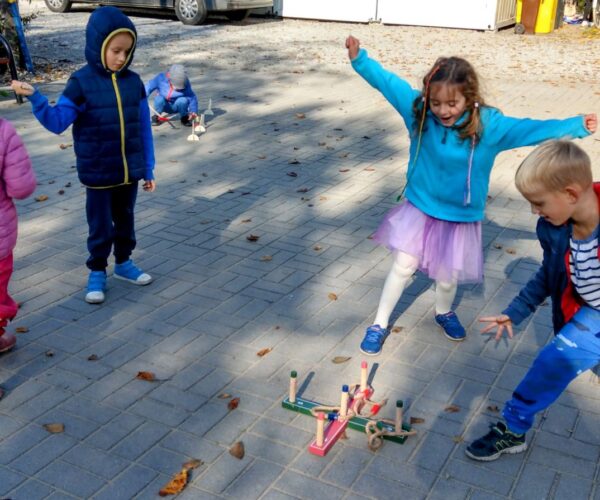 Bewegungspiele im Kindergartenhof