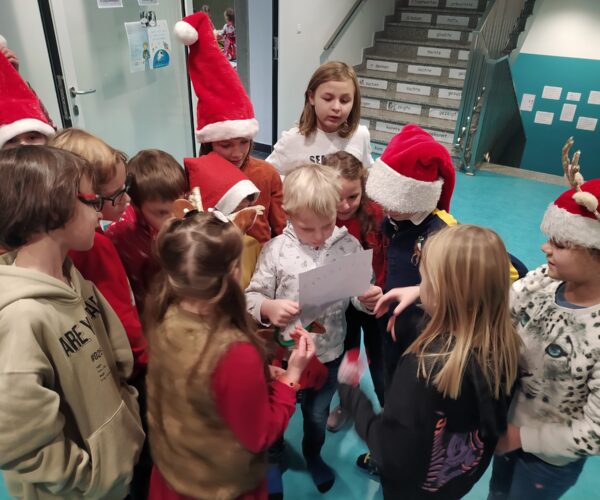 Lernen an Stationen und die Suche nach der Postsendung von Nikolaus in der grünen Gruppe.