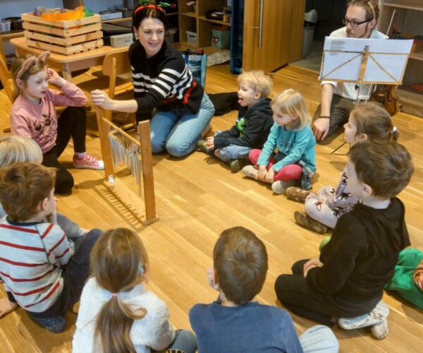 Gemeinsames Singen der Weihnachslieder und Musikunterricht