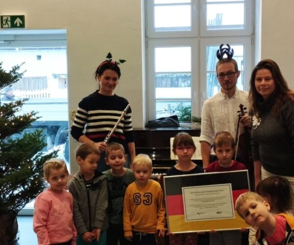 Die Kindergartenkinder  haben zusammen mit unseren lieben Musiker die Weihnachtslieder gesungen.