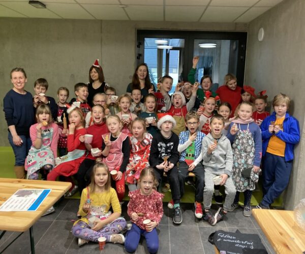 Die Eltern der blauen und roten Gruppe veranstalteten weihnachtliche Werkstatt. Es wurden Lebkuchen gebacken und dekoriert.