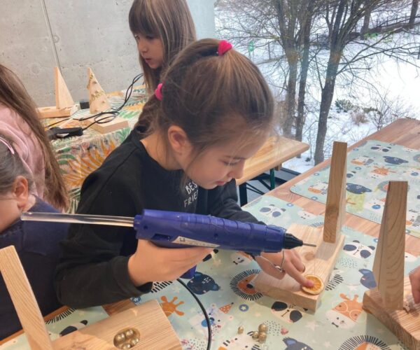 Unsere Schüler in der Weihnachtsbastelstube mit der Stiftung DOM