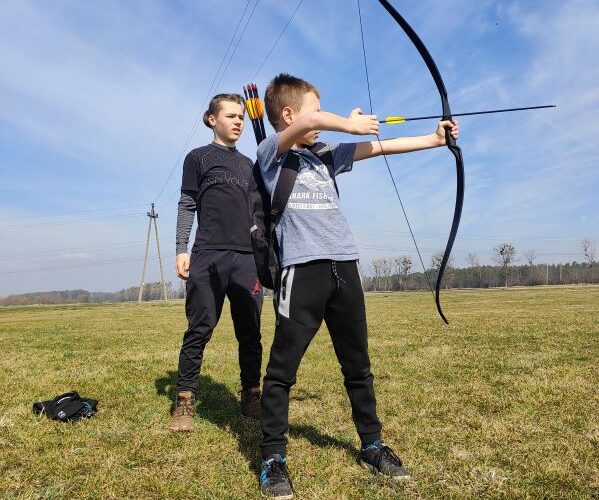 Sportunterricht in unserer Schule: die Schüler lernen neue Sportdisziplin –  Bogenschießen kennen.  