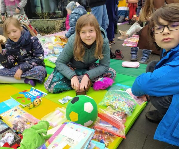 Unsere Schüler begrüssen den Frühling nicht nur mit Projekten aber auch mit einem gelungenen Flohmarkt.