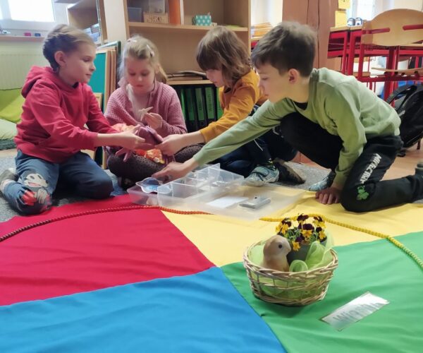 Die Kinder aus den Klassen 1.-3. haben während der Projektarbeit den Frühling begrüßt.