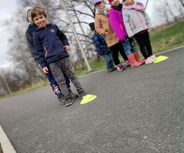 Unsere Kindergartenkinder  beim Fruhlingsspaziergang. 