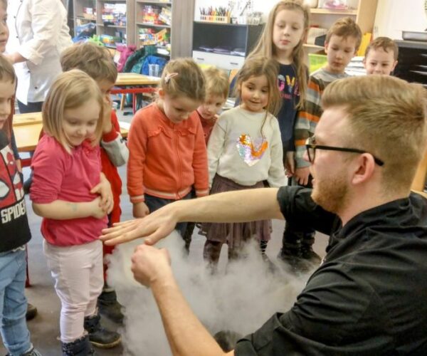 Kindergartenkinder aus Oppeln schaffen Schocko-Pralinen. 