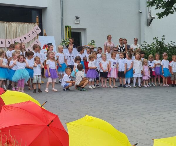 Wspaniałe występy i atmosfera towarzyszyła uroczystemu zakończeniu roku przedszkolnego. Z serca dziękujemy!