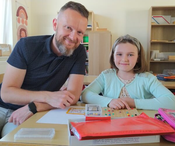 Tag der Familie in Schule. Eine gemeinsame Montessoriarbeit der Schuler mit den Eltern gekrӧnt mit gesundem Frϋhstϋck.