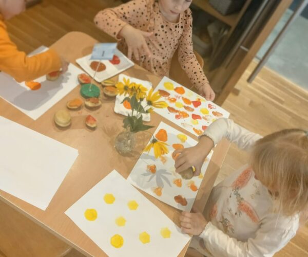 Arbeit an den Herbststationen in unserem Kindergarten.