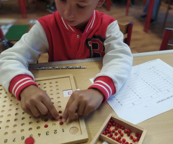 Volle Konzentration bei der Montessoriarbeit in den Klassen 1.-3.