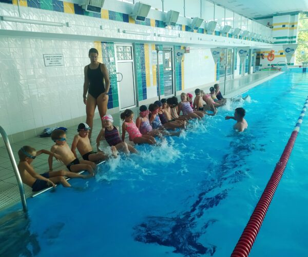 Wir haben wieder mit dem Schwimmunterricht begonnen und haben viel Spaß dabei.