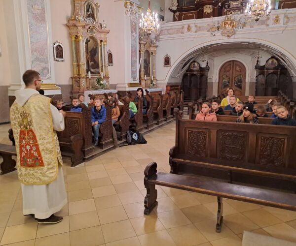 Die Schüler der vierten Klassen aus Oppeln und Raschau waren auf einer Pilgerfahrt auf dem Sankt Annaberg.