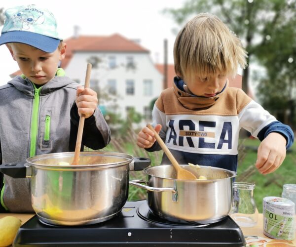 Kinder bei der Vorbereitung von Vorräten für den Winter. Heute haben sie Apfel – Birnenmousse gemacht. 