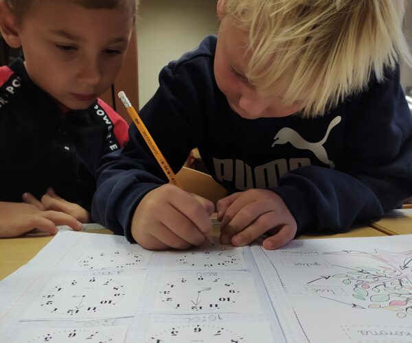 Unsere älteren Schüler unetrrichten die jüngeren Kollegen wie eine Uhr funtktioniert.