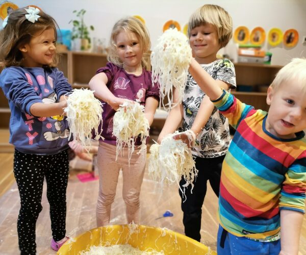 Sauerkrautherstellung in unserem  Kindergarten mit großem Spaß der beteilligten Kinder.