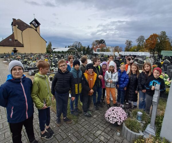 Nasi uczniowie w wspomnienie wszystkich wiernych zmarłych udali się na cmentarz aby pomodlić się oraz zapalić symboliczny znicz.