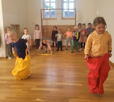 Sportaktivitäten in der Regenbogengruppe.