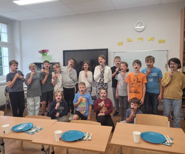 Unsere Mädchen der Klasse 5 haben für den Boys‘ Day Erfrischungen, Quizspiele und kleine Geschenke vorbereitet.