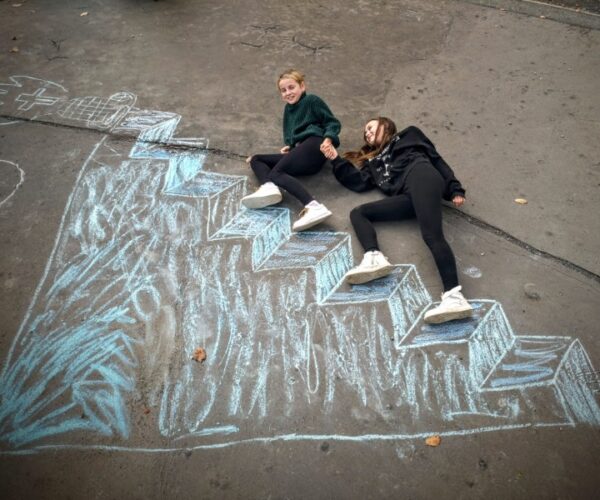 Die Schüler der älteren Klassen nutzten das warme Herbstwetter und stellten ihre Street-Art-Werke im Rahmen des Kunstunterrichts her und wurden ein Teil davon. 