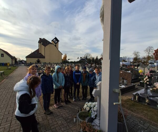 Uczniowie wspominając wszystkich wiernych zmarłych udali się na cmentarz, aby pomodlić się oraz zapalić symboliczny znicz.